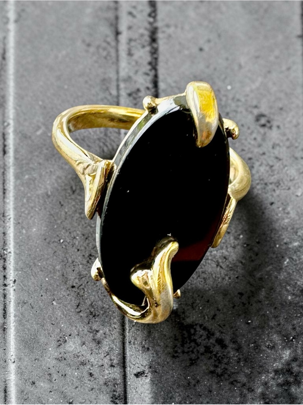 Vintage 1970s Signed Avon Gold-Tone Modernist Black Oval Statement Ring - Size 6